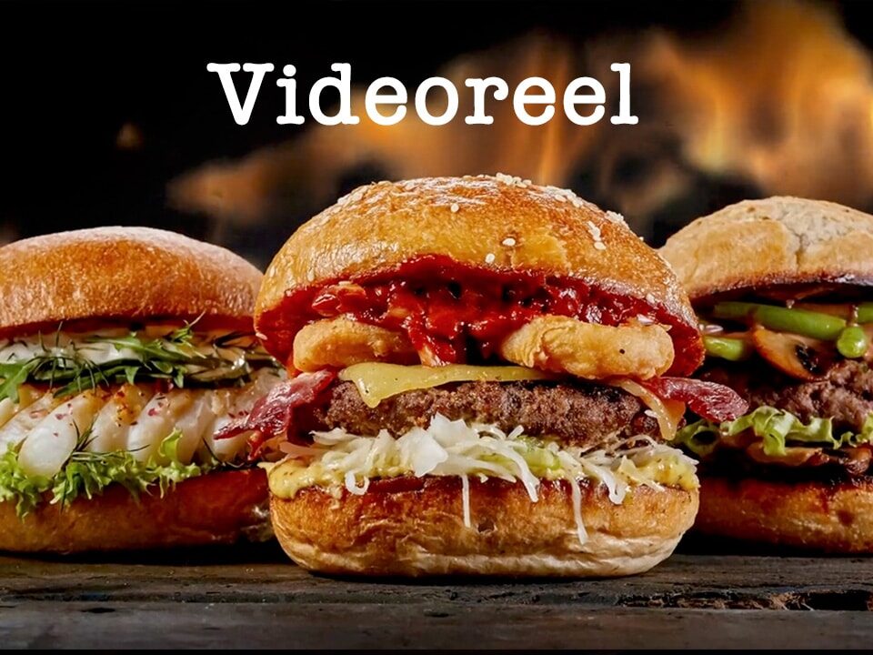 Das ist ein Startbild für unser Videoreel. Mit 3 verschiedenen Burgern aus unserem Foodfotostudio mit Flammen im Hintergrund